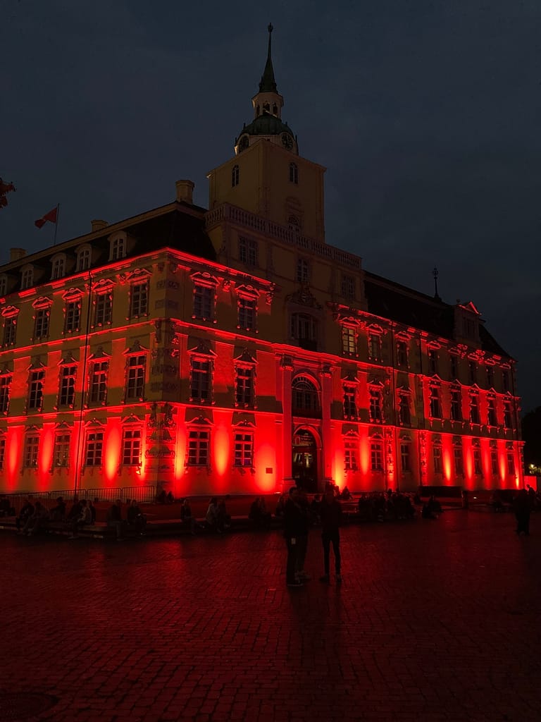 Oldenburger Schloss Rot beleuchtet